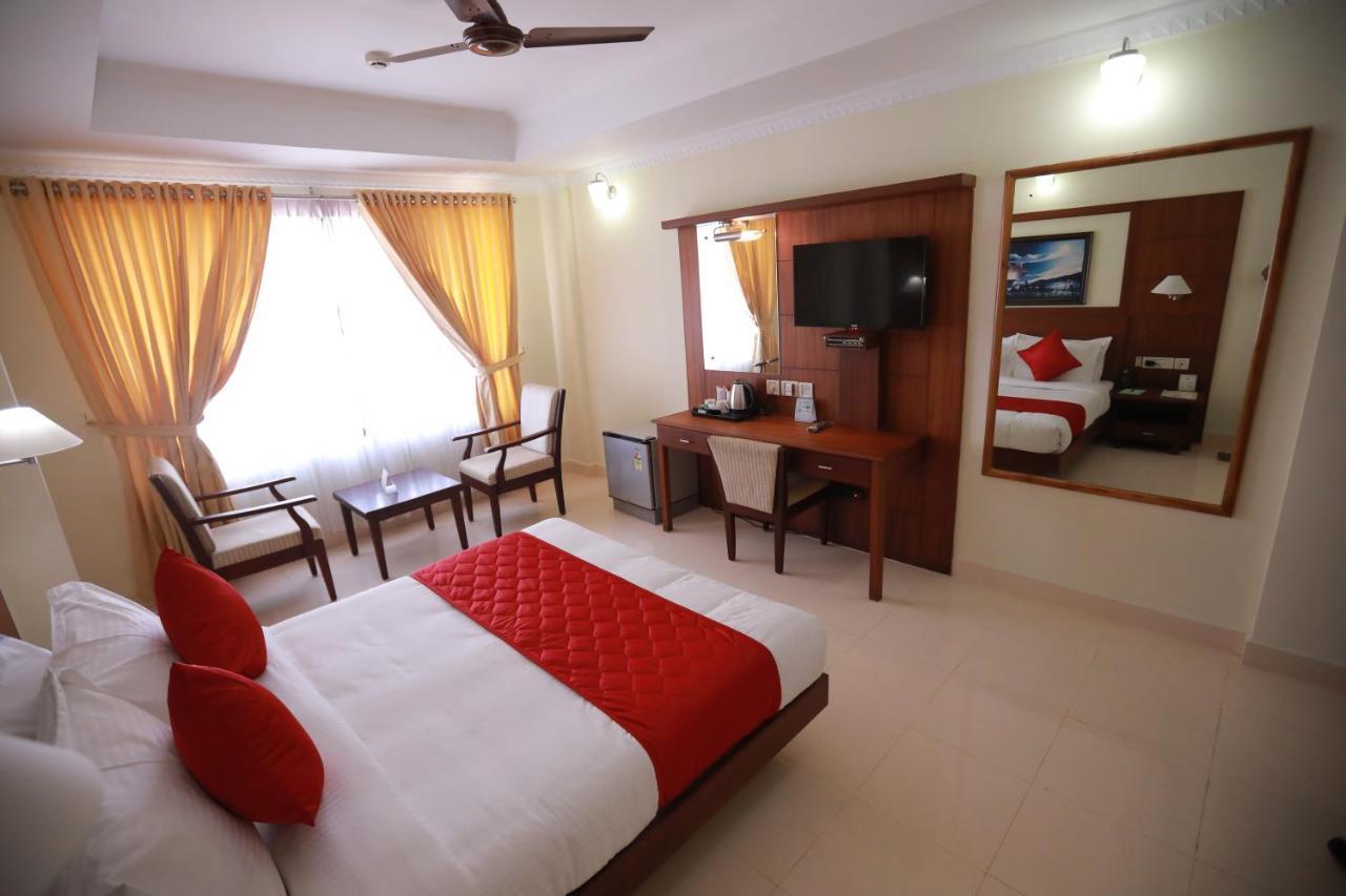 Hotel Peninsula Thrissur Exterior foto